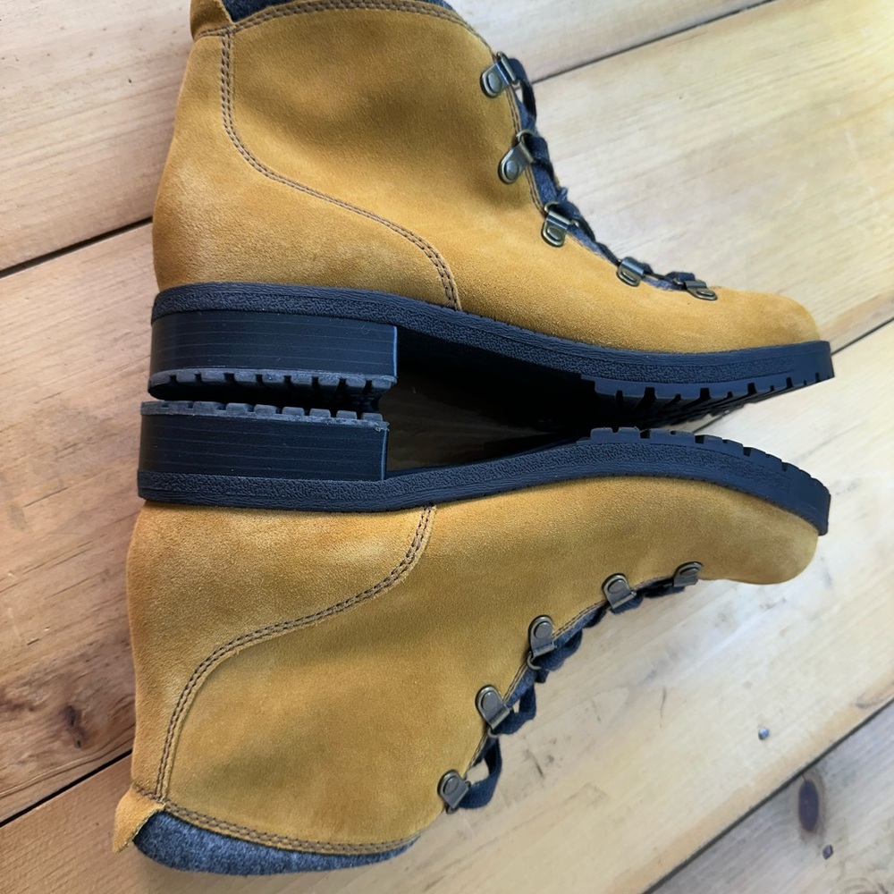 Clarks Faralyn Alpha Suede Golden TanHiking Trail Ankle Boots Size 9.5 - Picture 6 of 8